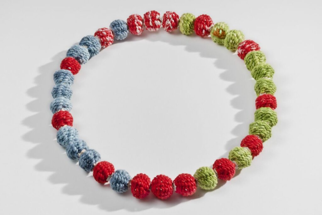Tri-color bead necklace (2013). Hanji, washi (35 beads). 0.8" diameter each.